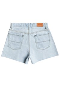 Ljust blå denimshorts med hög midja, två bakfickor och en läderetikett på midjebandet. Slät textur, klassisk snitt.