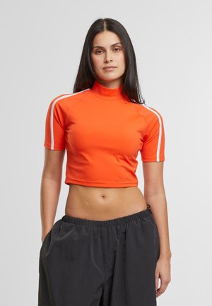 HIGH NECK SHORT - T-shirt imprimé - signalred