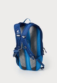 Zaino blu con schienale in rete imbottita, spallacci regolabili e dettagli neri. Presenta un logo e scomparti con zip per lo stoccaggio.
