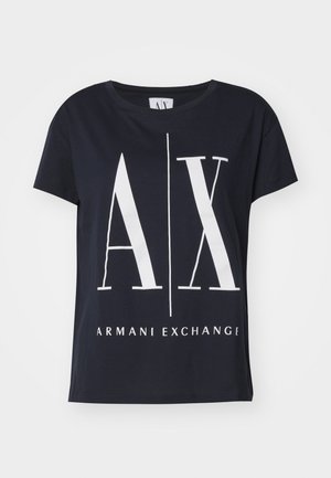 Camiseta de algodón azul marino con mangas cortas, que presenta un gran logo blanco "AX" y el texto "ARMANI EXCHANGE" impreso debajo.