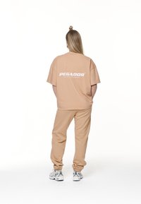Pegador ARENDAL LOGO HEAVY OVERSIZED TEE - Apdrukāts T-krekls - washed safari sand/white
