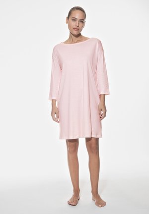 Robe rose rayée avec une coupe ample, col bateau et manches trois-quarts. Fabriquée en tissu doux, arrivant au genou avec une silhouette décontractée.