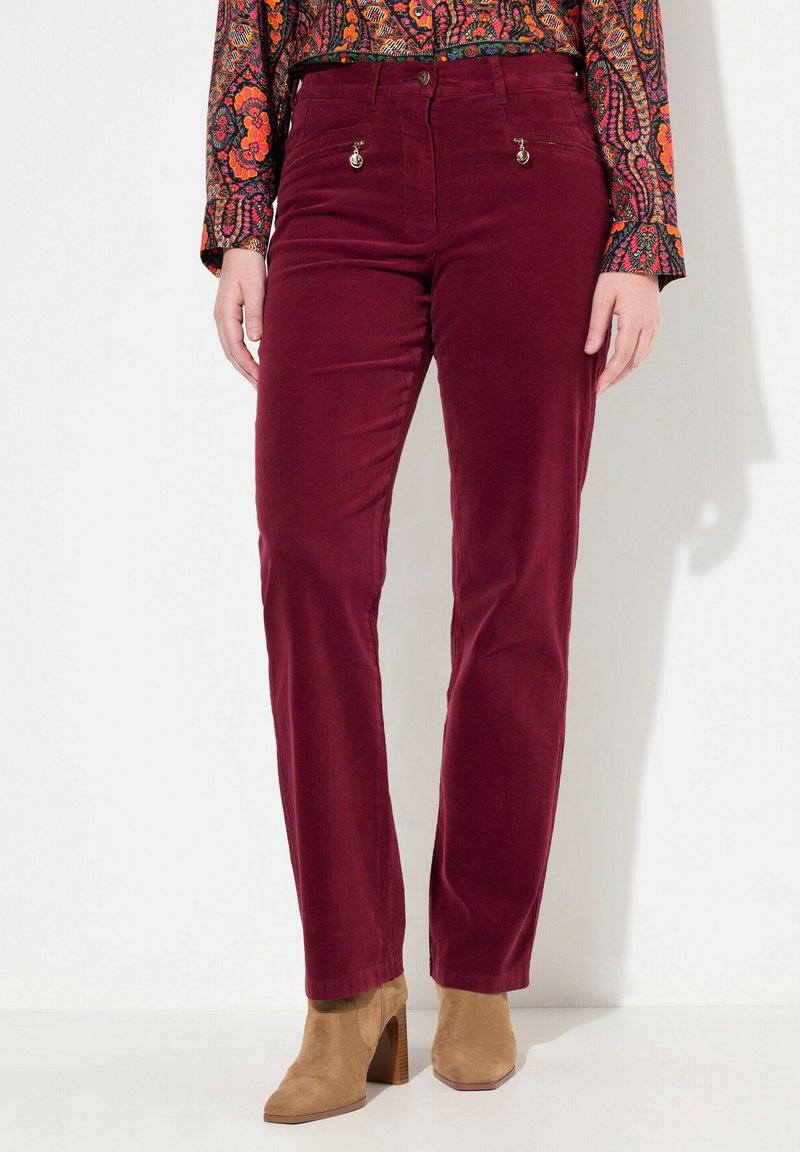 Pantaloni in corduroy bordeaux con due tasche frontali, accentuati da componenti metallici, e un design a gamba dritta. Tessuto testurizzato con una finitura morbida.