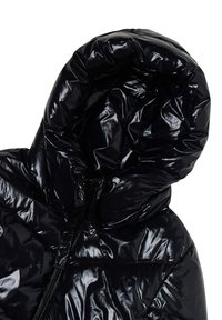 Giubbotto a vento nero con finitura lucida, dotato di chiusura con zip e cappuccio. Il materiale sembra trapuntato e ha una texture liscia.