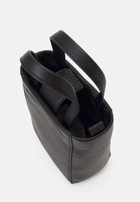 Borsa a spalla nera in pelle con due manici, apertura superiore e forma rettangolare, fotografata su uno sfondo bianco.