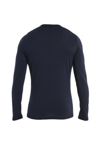 Marinblus långärmad skjorta i mjukt tyg. Har en enkel design med rund halsringning och figurnära ärmar, utan synliga mönster.