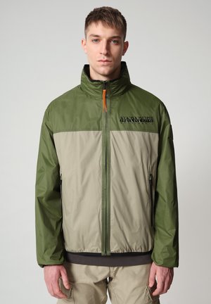 Giacca verde e beige con zip, colletto alto, polsini elastici e tasche laterali. Caratterizzata da un logo sul petto e dettagli della zip in contrasto.