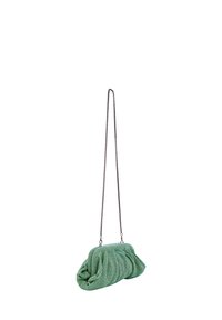 Borsa a mano verde con texture, design arricciato, tracolla in catena argentata e forma arrotondata, che mostra una superficie decorata.
