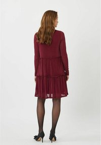 Moves HUMA - Kokteiļkleita/ballīšu kleita - windsor wine