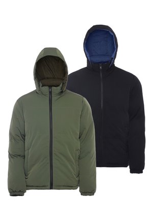 Twee gewatteerde winterjassen met capuchon, één groene en één zwarte met blauwe voering, beide met een rits aan de voorkant en elastische manchetten, weergegeven op een witte achtergrond.