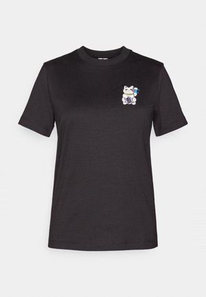T-shirt en coton noir à manches courtes, arborant un petit logo brodé d'un chat tenant une boisson colorée sur le côté gauche de la poitrine.