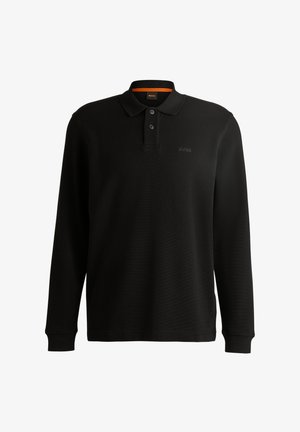 Polo shirt noir à manches longues en tissu texturé. Doté d'une patte de boutonnage à trois boutons et d'un logo subtil sur la poitrine. Accentué d'un intérieur orange.