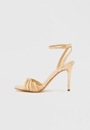 Open-toe hoge hak sandaal in metallic goud met gedraaide banddetails, smalle enkelband en gestructureerde hak. Stiletto hak ontwerp.
