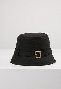 Chapeau seau noir en tissu durable, avec un large bord, une ceinture avec une boucle décorative et un détail de logo subtil.