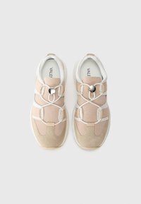 Sapatos atléticos bege com materiais de malha e camurça, apresentando um design com atacadores e detalhes metálicos, textura suave e solas almofadadas.