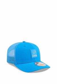 Casquette de trucker bleue avec un dos en mesh et un panneau avant solide. Elle présente un patch du logo des Detroit Lions et une visière courbée.