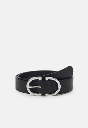 Ceinture en cuir noir avec une boucle en métal argenté arrondie. La sangle est de texture lisse et mesure environ 3 cm de large, avec des bords nets.