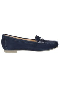 Navyblauer Wildleder Slipper mit glatter Textur, dekorativen Nähten und einem metallen Akzent vorne. Niedrigprofil-Gummisohle.