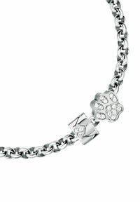 Bracciale in argento con un charm a forma di zampa, decorato con accenti di cristallo e una perlina decorata. Finitura liscia e lucida in tutta la superficie.