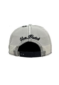 Vit meshkeps med svarta sömmar. Har en broderad "Von Dutch"-logotyp, justerbar snapback-stängning och ett böjt skärmdesign.