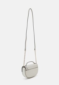 Axelväska i ljusgrått faux läder med svarta kanter. Har en kurvad form, kedje- och remaccentuerade detaljer samt ett handtag på toppen.