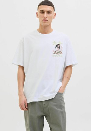 Hvid bomuld t-shirt med grafisk print af en geisha med blomsterdetaljer. Løs pasform med korte ærmer, rund hals og afslappet form.