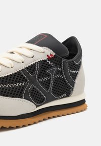 MAX&Co. Sporta apavi - black