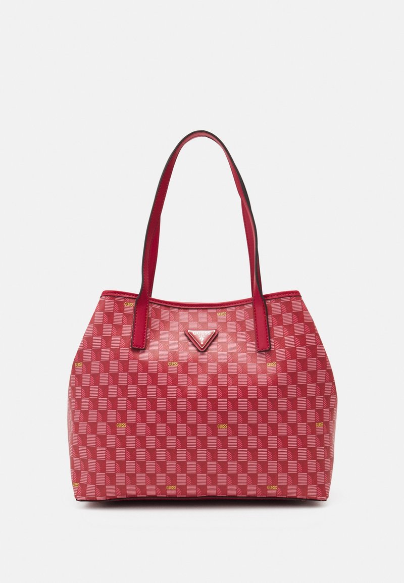 Sac fourre-tout à motif rouge avec un design en damier. Doté de poignées robustes et d'un accent logo à l'avant. Texture lisse, taille moyenne.