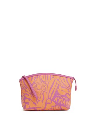 Borsa cosmetica arancione e rosa con motivi floreali e astratti, chiusura con zip e cinturino da polso.