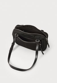 Μαύρη τσάντα από ύφασμα με δύο τσέπες με φερμουάρ, επίπεδο σχέδιο, δερμάτινος ιμάντας ώμου και λεπτομερείς ζωνες φερμουάρ.