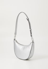 Borsa a tracolla argentata con una finitura testurizzata, a forma di mezzaluna e con tracolla regolabile. Presenta una chiusura con zip e dettagli in metallo.