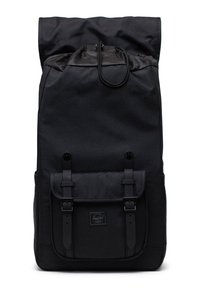 Čierny látkový batoh s rolovacím dizajnom, obsahujúci predné vrecko, nastaviteľné popruhy a štruktúrované vrchné zapínanie. Odolný a priestranný.