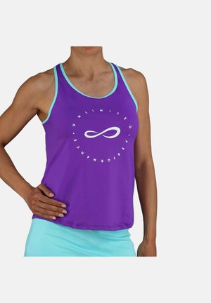 Vrouw draagt een paarse atletische tanktop met lichtblauwe bies en cirkelvormige tekst "Unlimited Performance" rond het oneindigheidssymbool, staand met hand op heup.