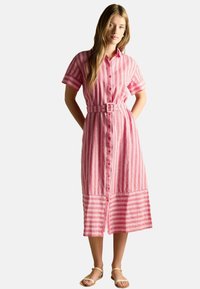 Rosa-weiß gestreiftes Hemdkleid aus leichtem Stoff, mit kurzen Ärmeln, einer Knopfleiste und einem Taillengürtel.