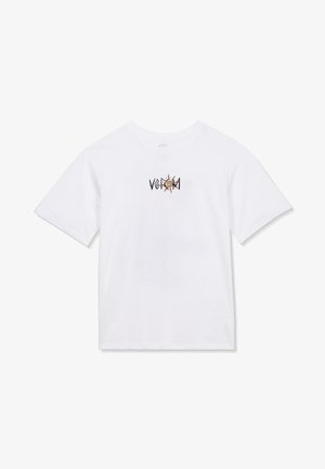 T-shirt blanc à manches courtes avec un petit graphique de soleil noir et orange et un texte stylisé au centre de la poitrine.