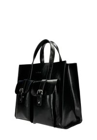 Borsa tote in pelle nera con due tasche frontali, fibbie regolabili e doppi manici; texture liscia e design strutturato.