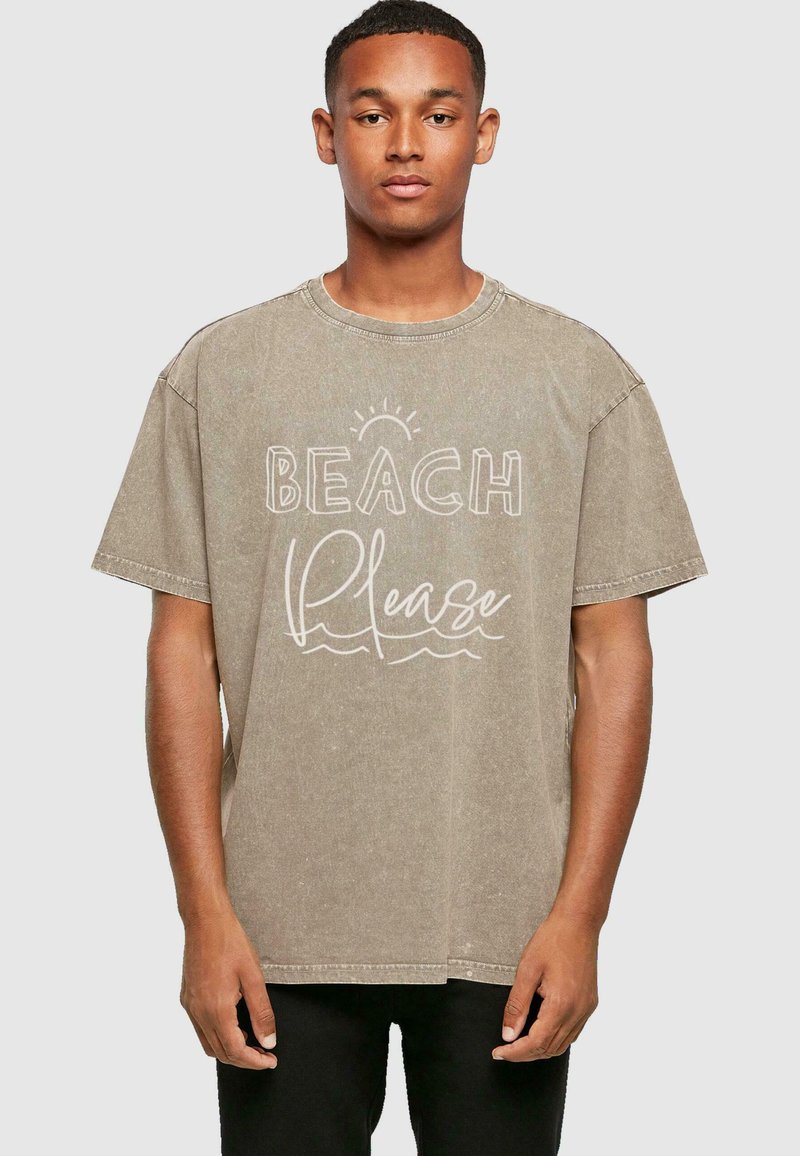 Barna, oversized pamut póló, fehér grafikával, amelyen az "BEACH Please" felirat olvasható egy nap és hullám mintával. Rövid ujjú.