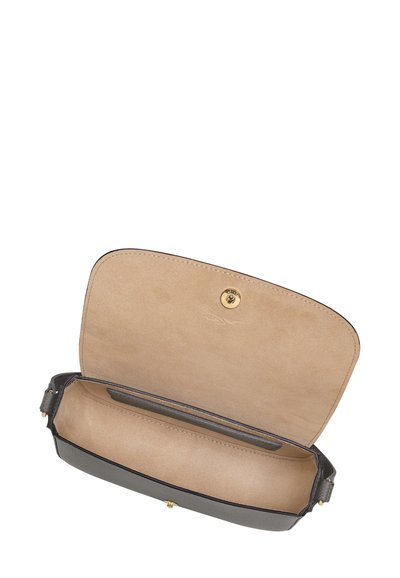 Grau Lederhandtasche mit glatter Außenfläche, geöffnet, um ein beiges Wildlederfutter und einen goldenen Druckverschluss zu zeigen. Verfügt über ein einzelnes Innenfach.