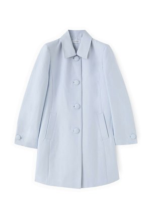 Lichtblauwe damesjas met kraag, vier knopen aan de voorkant, zijzakken en met knopen afgewerkte manchetten, getoond op een witte achtergrond.