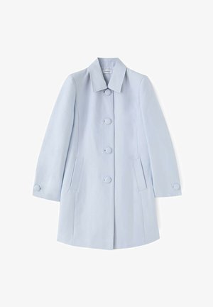 Lichtblauwe damesjas met kraag, vier knopen aan de voorkant, zijzakken en met knopen afgewerkte manchetten, getoond op een witte achtergrond.