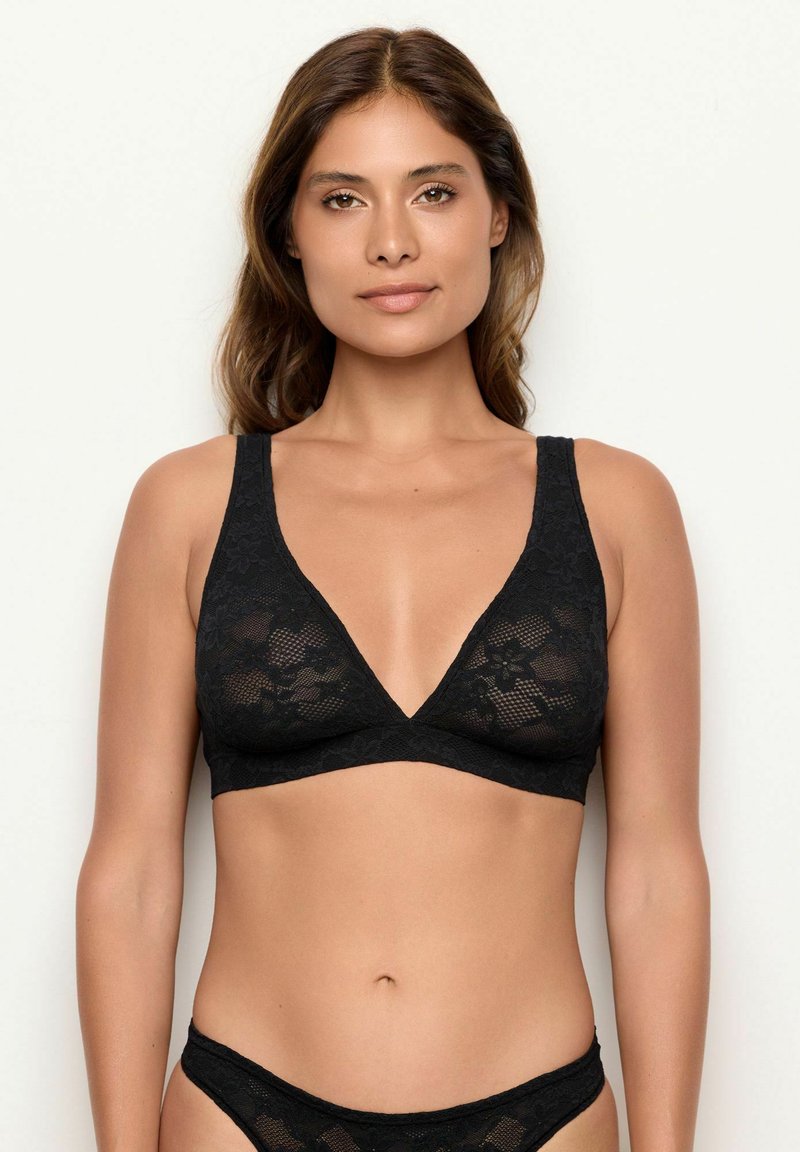 Zwarte kanten bralette met een V-hals ontwerp, brede schouderbanden en een bloemenpatroon. Zachte textuur, niet gevoerd met een lichte afwerking.