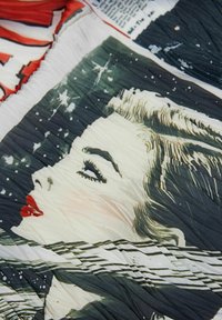 Stoff mit einer vintage Illustration eines Frauengesichts vor einem sternenklaren Hintergrund, mit roten Lippen und strukturiertem, plissiertem Stoff.