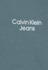 Calvin Klein Jeans STACK LOGO HOODIE - Luvtröja - goblin blue