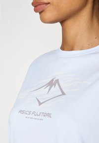 ASICS FUJITRAIL LOGO TOP - Sports T-shirt - blue fade