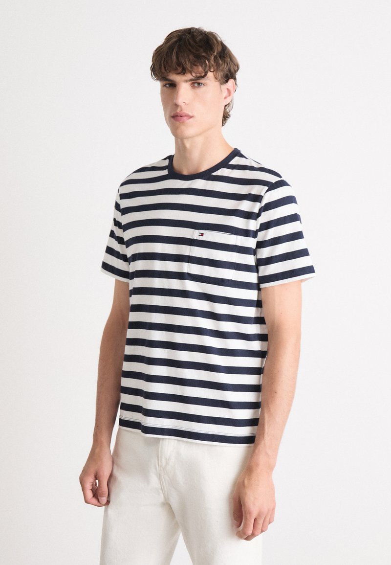 Tommy Hilfiger ESSENTIAL SOLID POCKET TEE - Paprasti marškinėliai - desert sky/white