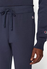 Champion ICONS RIB CUFF PANTS  - Spodnji deli trenirk - dark blue