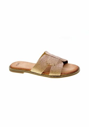 Sandalo flat con cinturini intrecciati metallici e suola marrone, pensato per un uso casual.