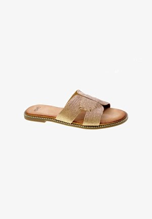 Sandalo flat con cinturini intrecciati metallici e suola marrone, pensato per un uso casual.