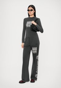032c HARDCORE WELLNESS TIGHT LONGSLEEVE - Pikkade varrukatega topp - black