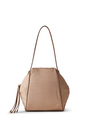 Borsa in pelle marrone granigliata con una forma arrotondata, tracolla lunga e dettaglio con nappina sul lato. Presenta finiture in metallo color oro.